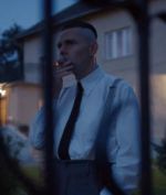 魯?shù)婪颉せ羲? /><p>魯?shù)婪颉せ羲?演員：克里斯蒂安·弗里德爾</p>波蘭奧斯維辛集中營的司令官，負(fù)責(zé)管理奧斯維辛集中營，還參與設(shè)計和實施大規(guī)模屠殺機制。他熱愛自己的崗位，也享受著這個崗位給他帶來的富裕的生活。當(dāng)他的崗位受到被頂替的威脅時，于是他提出了更加殘暴的計劃，以此來保住自己的工作崗位。</li><li><img src=