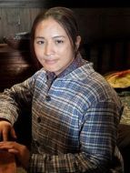 佟燕（鄭佳欣飾演）