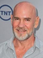 沃爾特&middot;斯金納（米徹&middot;佩勒吉飾演）