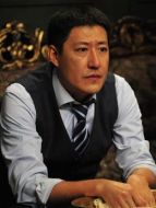 鄧凱（于震飾演）