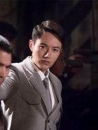 旭官（張鑫飾演）