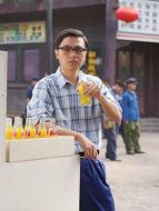 關(guān)斯易（索牧飾演）