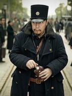 老譚（倪大紅飾演）