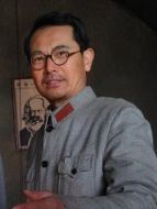 張聞天（脫一然飾演）