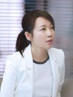 王勝男（閆妮飾演）