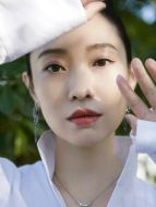 何雅（王佳佳飾演）